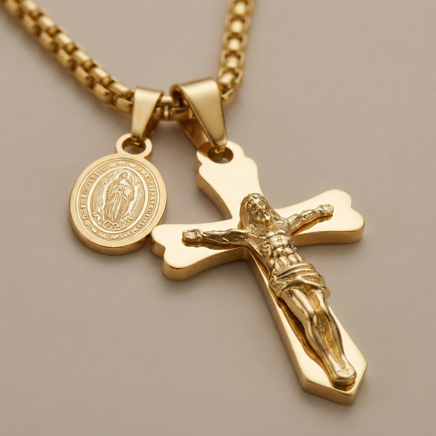 Колие с разпятието на Исус Христос и медальон на Света Богородица